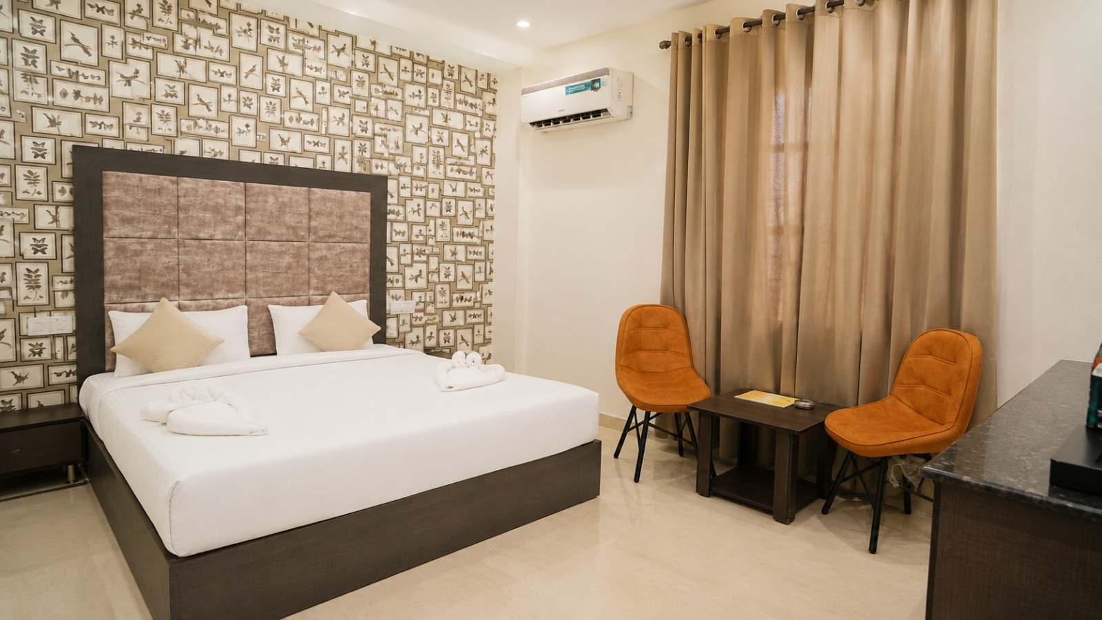 EXECUTIVE ROOM